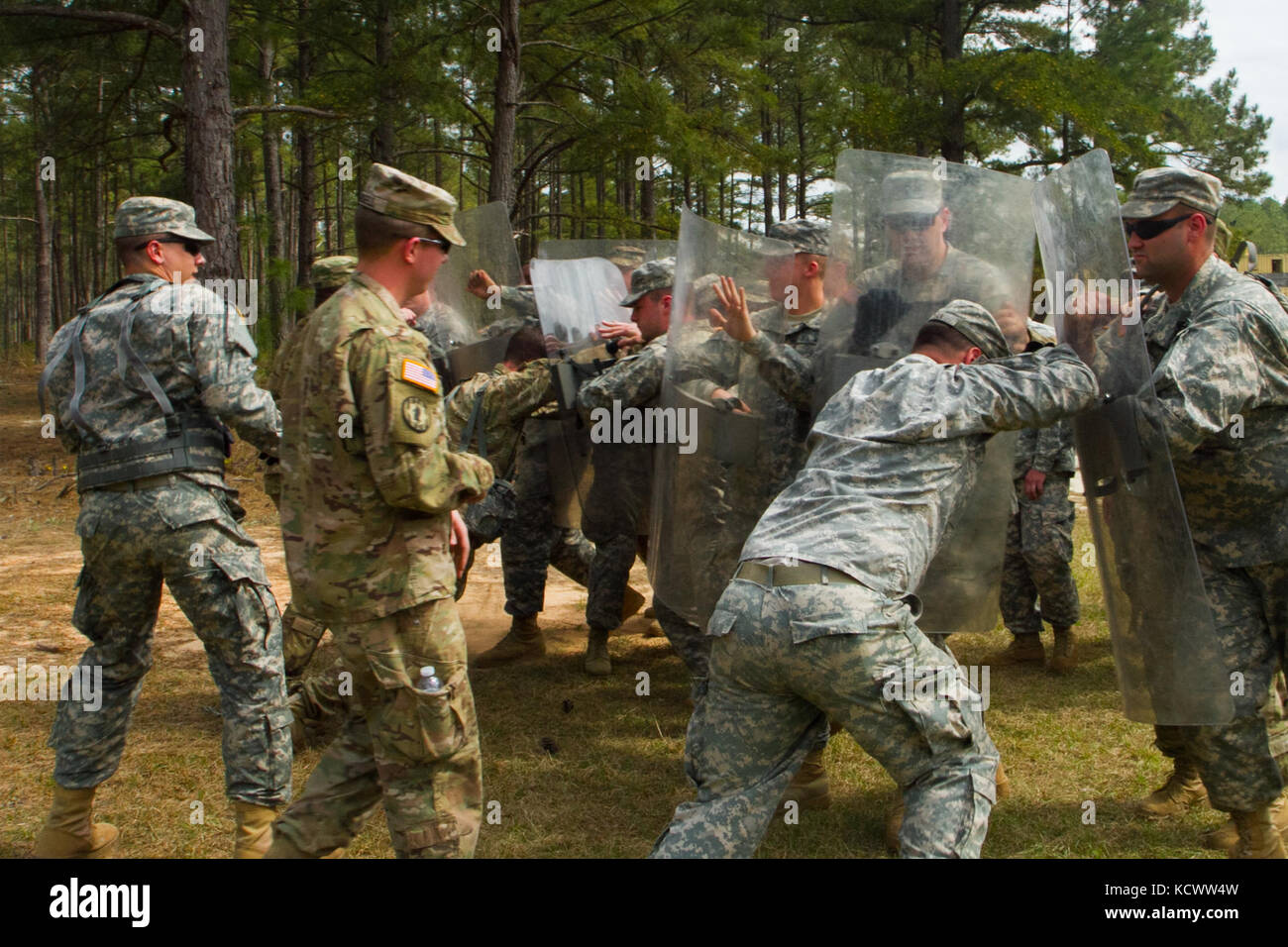 Soldati della Guardia Nazionale del South Carolina nella 133esima polizia militare Co. Ha condotto la legge e l'addestramento di ordine marzo 18, al McCrady Training Center, Eastover, Carolina del Sud. Il loro addestramento includeva scenariors sparati/non sparare nell'addestratore di abilità di aggancio ed esercitazioni realistiche di controllo della rivolta al luogo di operazioni militari in terreno urbano. (STATI UNITI Foto dell'esercito di Sgt. Tashera Pravato 108 PAD/released) Foto Stock