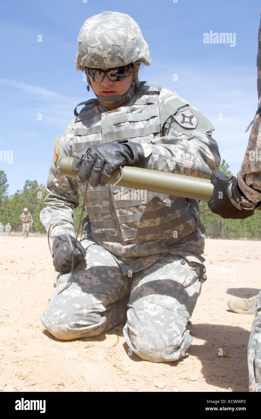 Florida guardmen nazionale, Pvt. 1. classe candice Davis, ingegnere 868th company, avvolge il cavo di detonazione intorno a un siluro di Bangalore, 10 aprile a mccrady training center, che i tecnici utilizzano per cancellare i percorsi dei campi minati e filo di concertina. soldati appreso numerose nuove tecniche durante due settimane di combattimento corso tecnico, riclassificazione come 12b a mccrady training center. le classi ricomprese violare porte, creazione di crateri e altri ostacoli e il riconoscimento di ordigni esplosivi artigianali (IED) ed altri tipi di trappole. (Foto di sergente Brad mincey, 108th affari pubblici distacco/rilasciato) Foto Stock