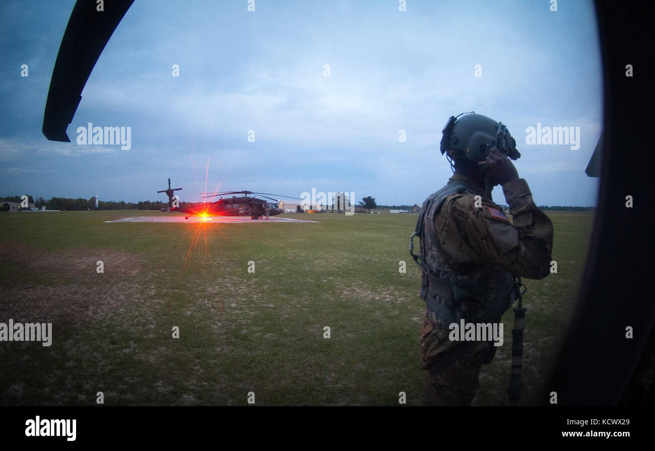 Carolina del sud esercito nazionale guard uh-60 Black Hawk elicotteri ed equipaggi da un co., 1-111th supporto generale del battaglione di aviazione, s.c. esercito nazionale guardia, eseguire equipaggio servito arma qualificazione e formazione gunnery a gamma poinsett, wedgefield, SC, 21 aprile 2016. (L'esercito degli Stati Uniti Guardia nazionale foto di staff sgt. roby di giovine/rilasciato) Foto Stock