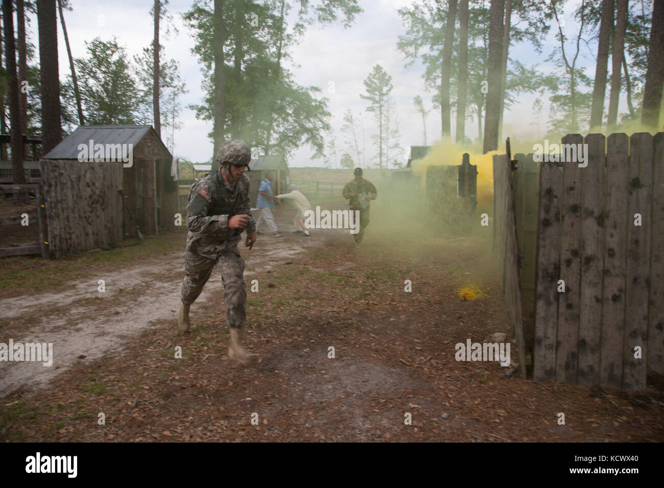 Carolina del sud esercito nazionale soldato di guardia robert mccoy, 4-118th fanteria, compete nella regione iii 2016 miglior guerriero concorso a Fort Stewart, Georgia, aprile 17-22, 2016. spc. mccoy e Sgt. Robert caldwell, 1-118th fanteria, rappresentato nella Carolina del Sud nel 2016 la concorrenza. (L'esercito degli Stati Uniti Guardia nazionale foto di capt. brian lepre/rilasciato) Foto Stock