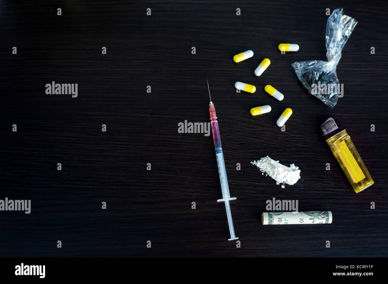 Consumo di eroina, cocaina e altri tipi di droghe leggere e droghe pesanti è sul tavolo. vista superiore con spazio copia testo Foto Stock