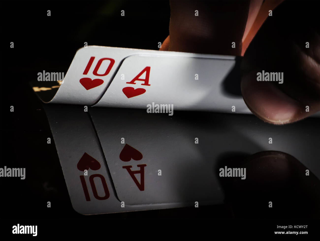 Mano azienda best Classic blackjack vincente combinazione dieci e Ace Hearts Foto Stock