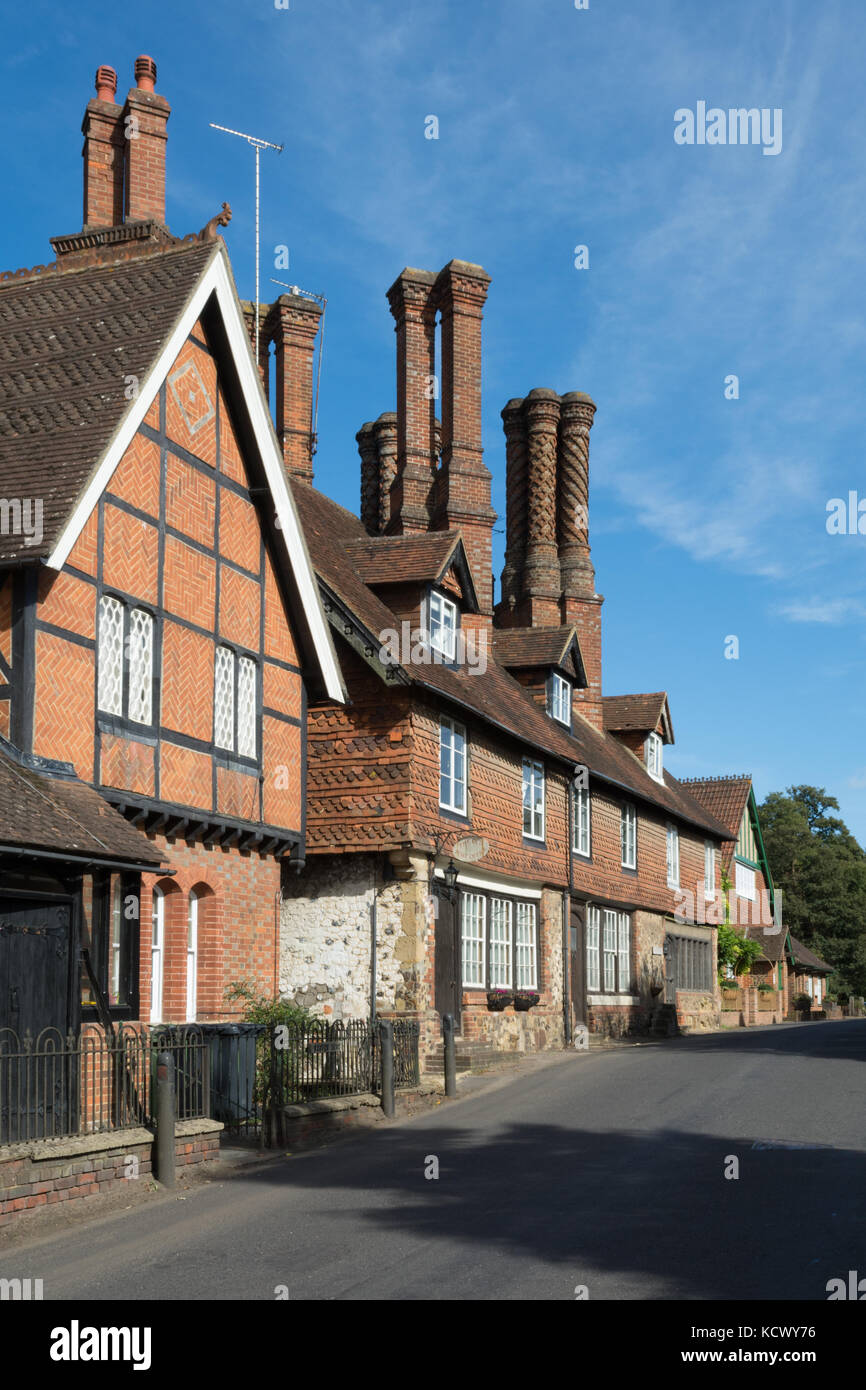 Il grazioso villaggio di Albury nel Surrey, Regno Unito. Gli edifici di vecchia costruzione con camini decorativi. Foto Stock