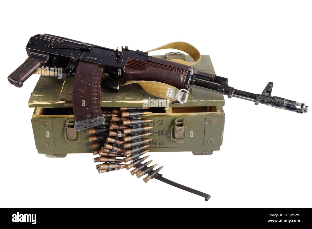 Esercito sovietico ha una scatola di munizioni con fucile ak e munizioni isolato Foto Stock