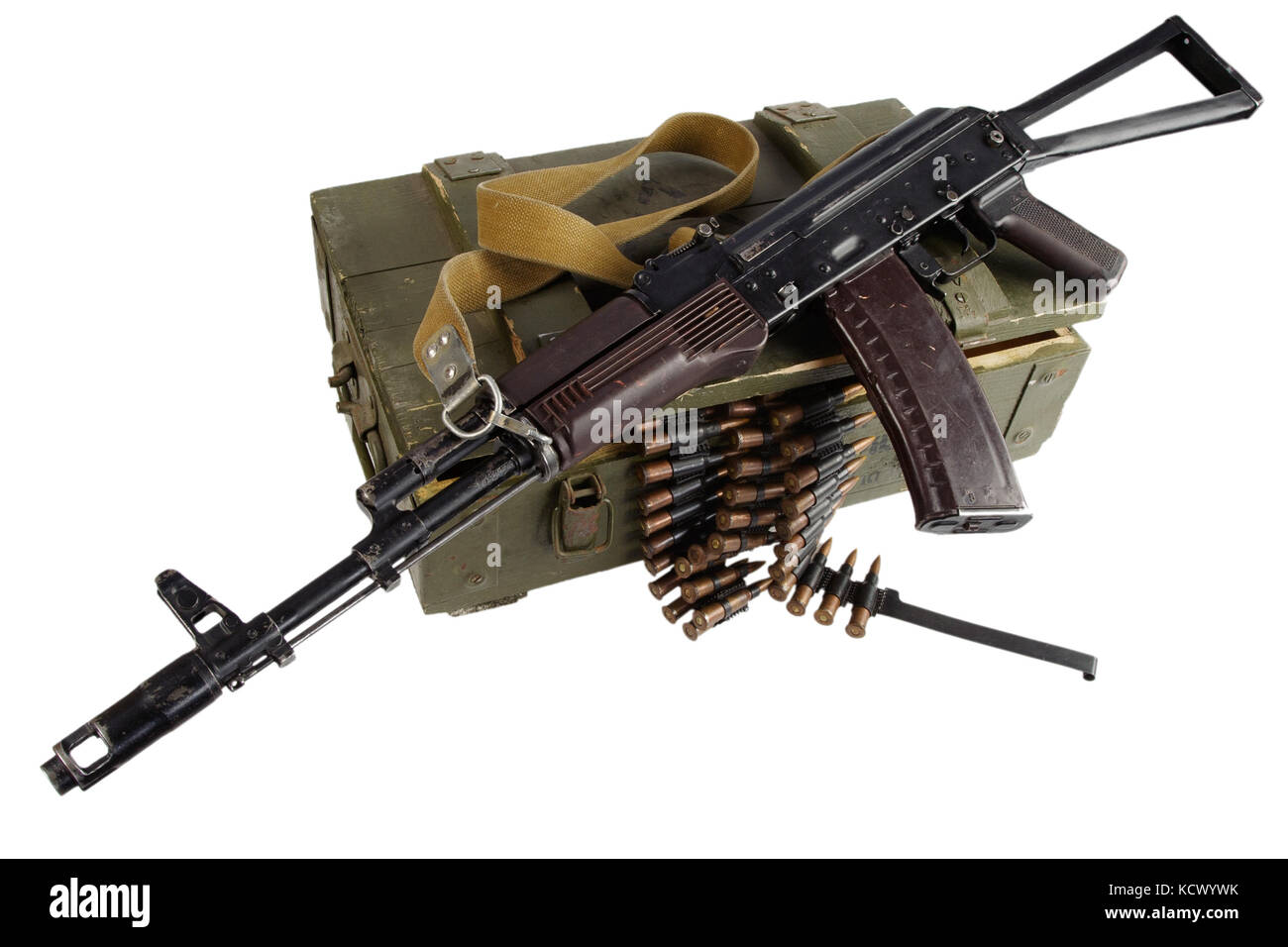 Esercito sovietico ha una scatola di munizioni con fucile ak e munizioni isolato Foto Stock
