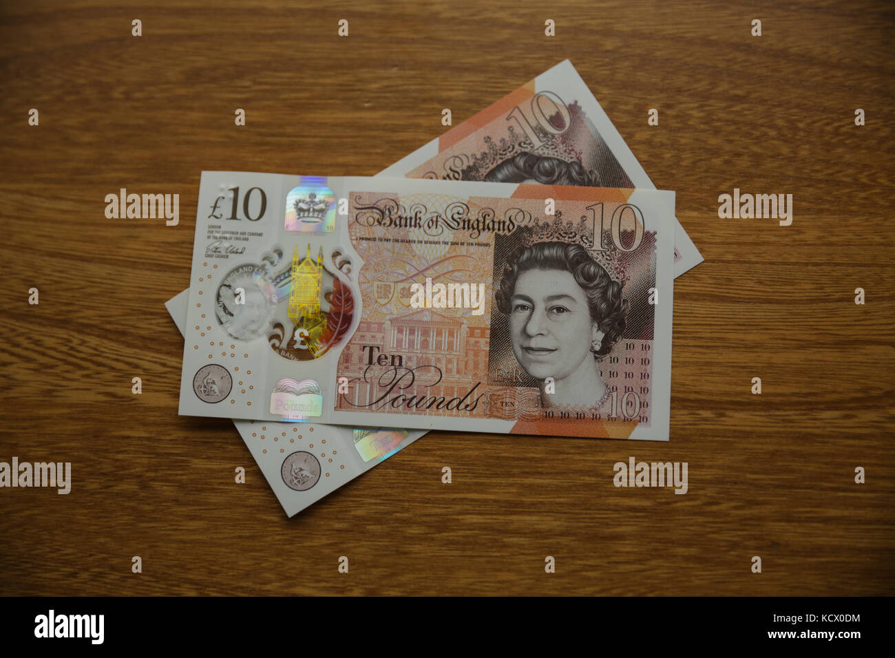 Il nuovo british dieci pound nota su una superficie di legno dal di sopra Foto Stock