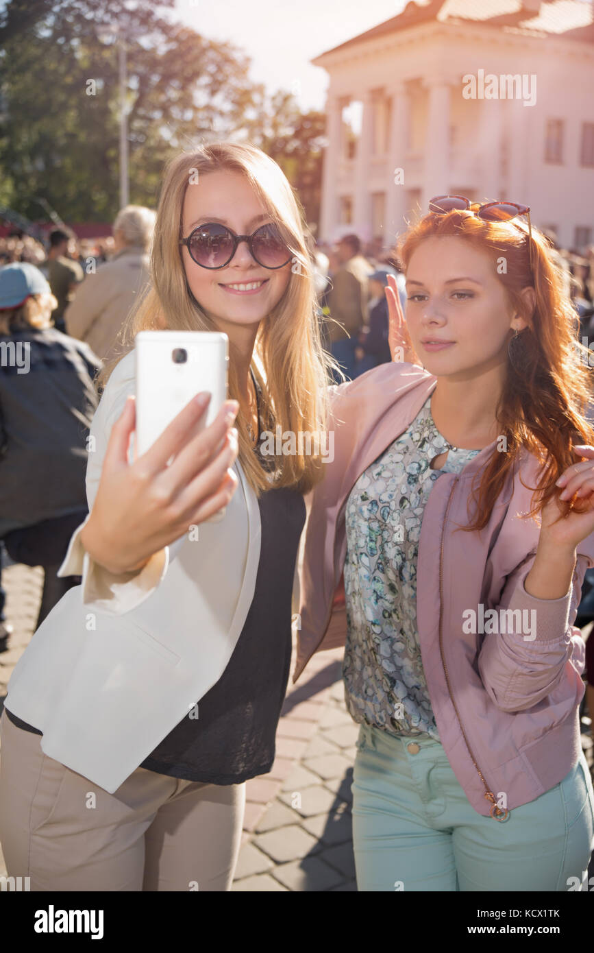 Due ragazze sono in appoggio in corrispondenza di un open-air festival Foto Stock