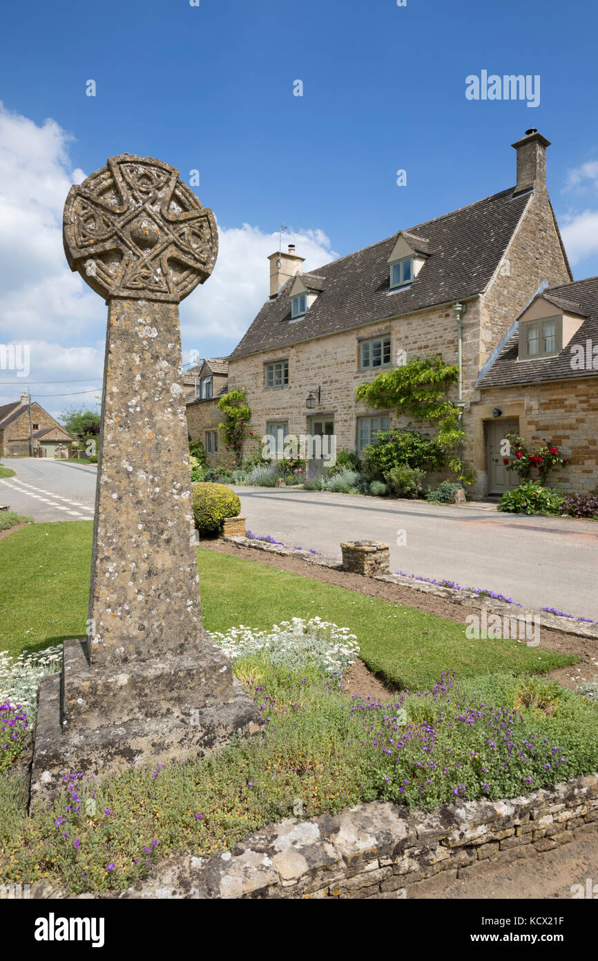 Cotswold cottage in pietra e croce di pietra nel villaggio Icomb, Icomb, Cotswolds, Gloucestershire, England, Regno Unito, Europa Foto Stock