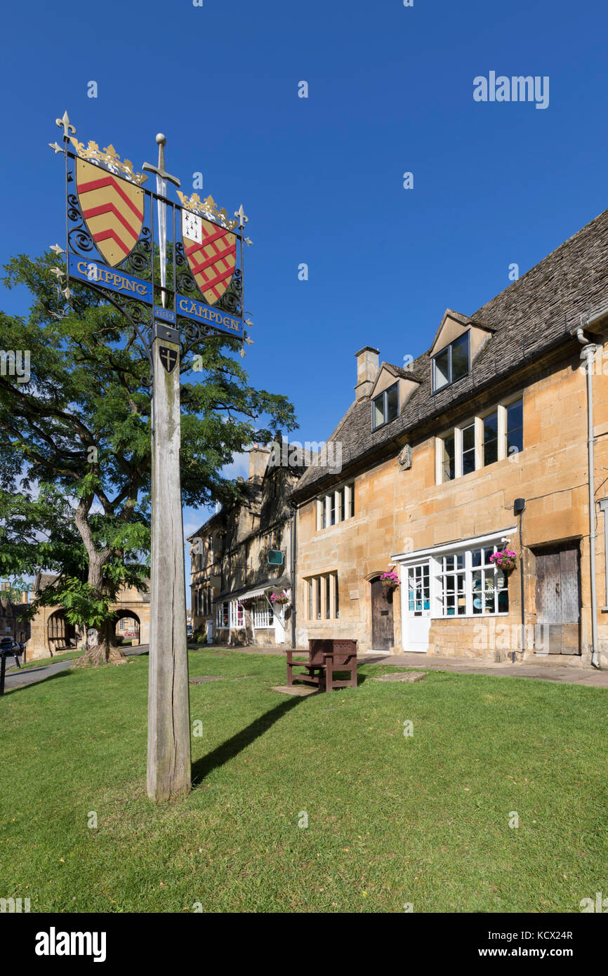 Chipping Campden town segno e cotswold cottage in pietra lungo la High Street, Chipping Campden, Cotswolds, Gloucestershire, England, Regno Unito Foto Stock