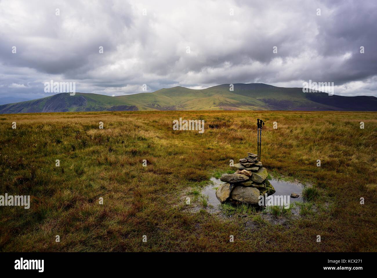 Nuvole scure su skiddaw ridge Foto Stock