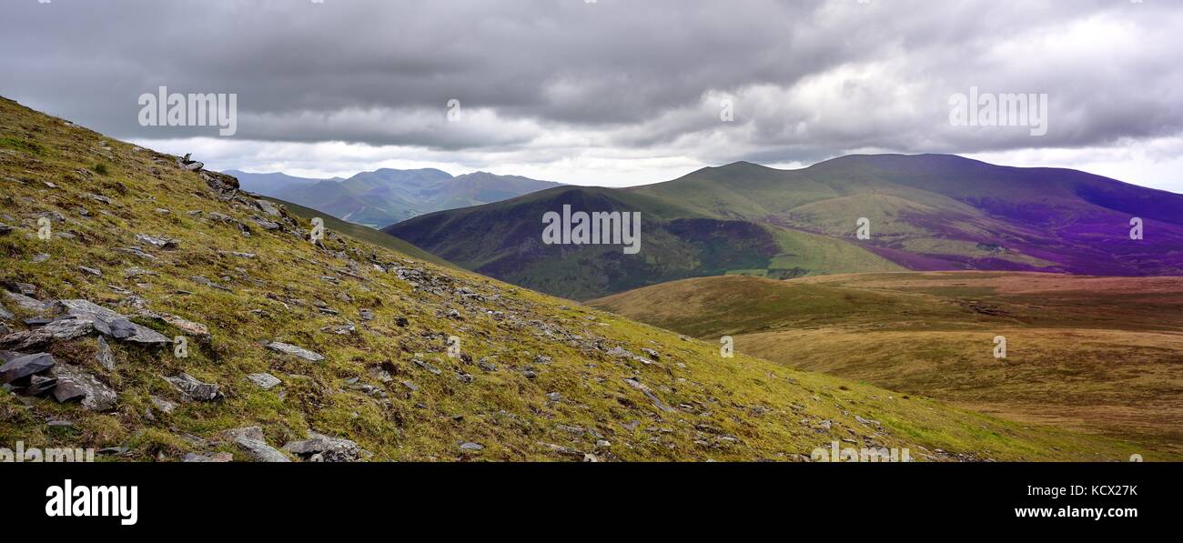 Nuvole scure su skiddaw ridge Foto Stock