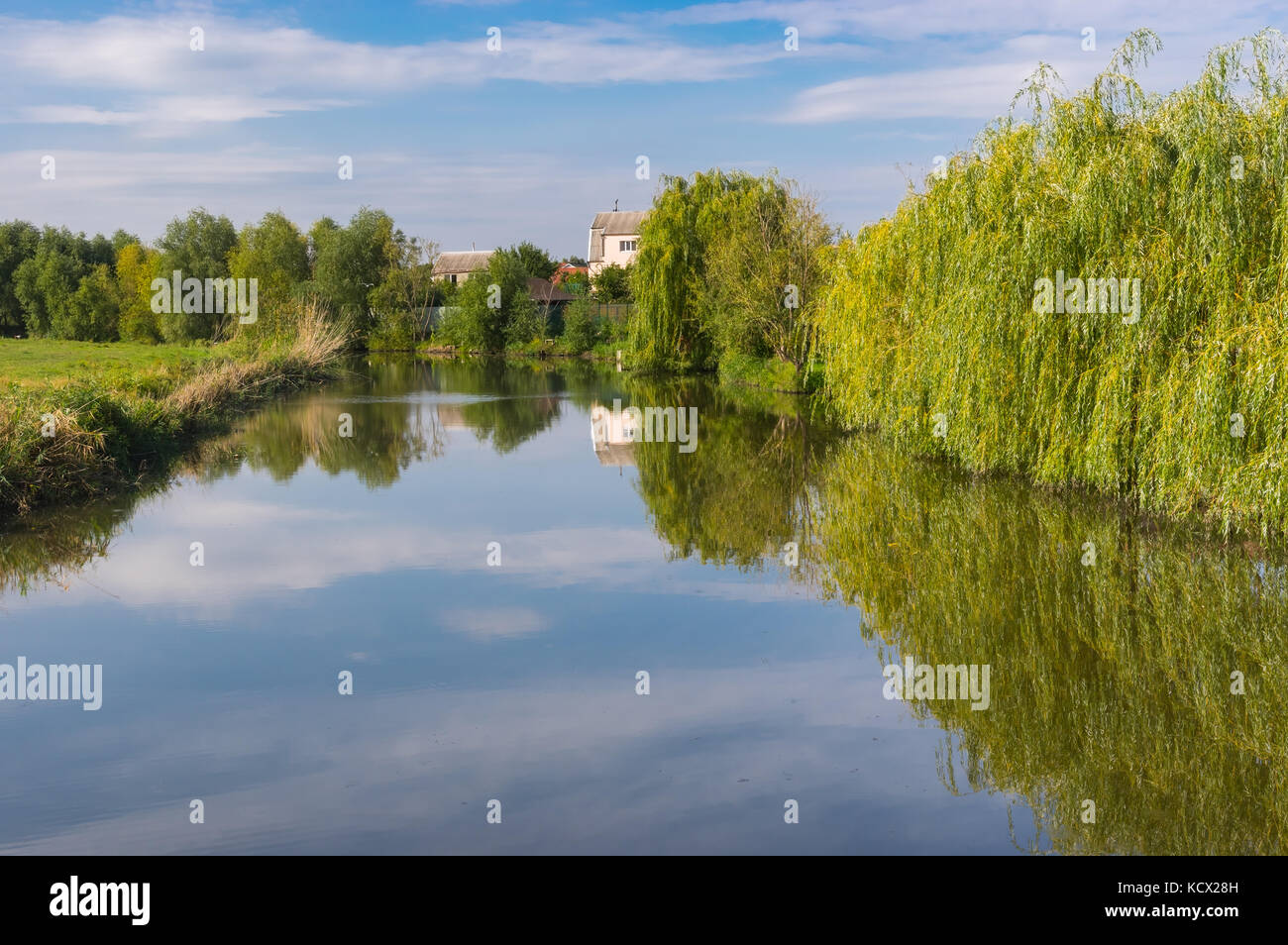 Paesaggio con piccolo fiume ucraino sura tranquillo settembre giornata Foto Stock