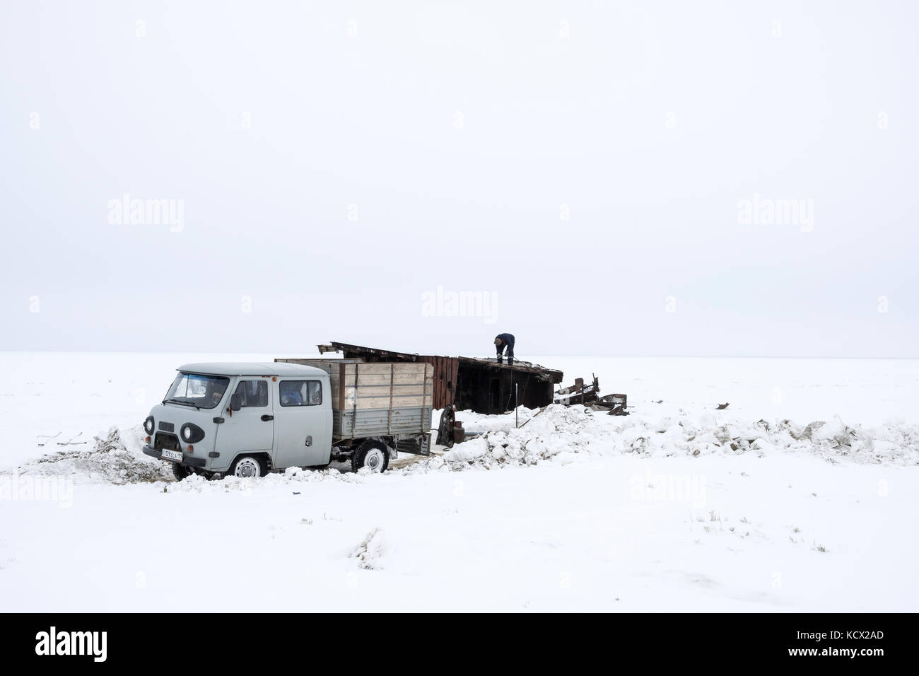 I ragazzi vengono dal villaggio di Shyzagal per il giorno lungo il piccolo mare Aral, a volte dormono nella loro auto quando la strada è ghiacciata o nevosa. Il Foto Stock