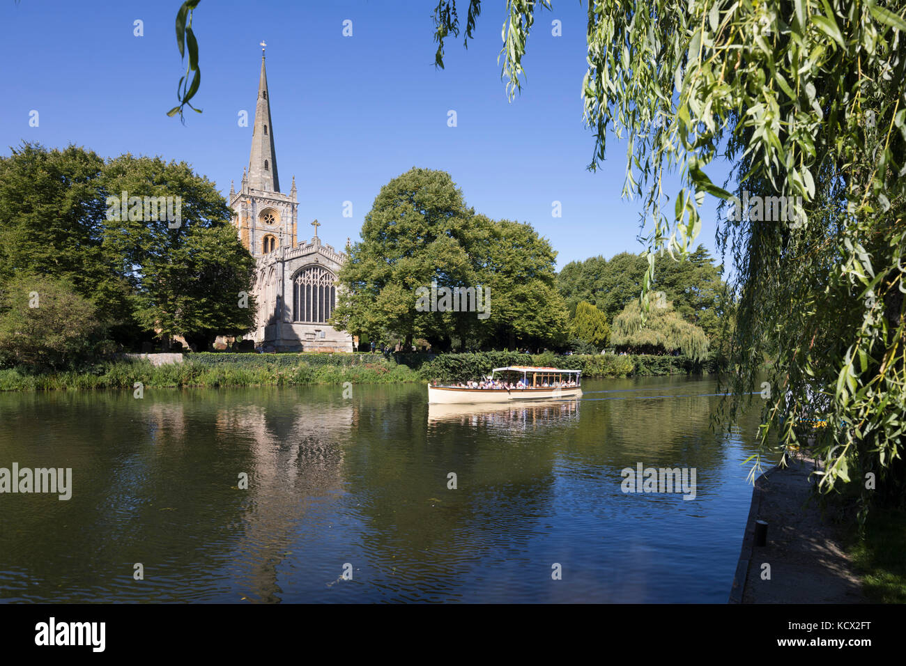 Chiesa della Santa Trinità (Shakespeare luogo di sepoltura) sul Fiume Avon con tour in barca, Stratford-upon-Avon, Warwickshire, Inghilterra, Regno Unito, Europa Foto Stock