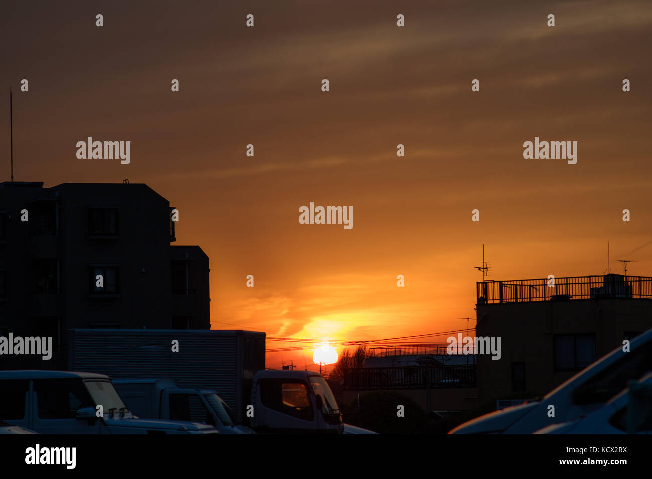 Un tramonto in un'area di Tokyo con meno grattacieli. È possibile anche vedere le sagome delle montagne in distanza. Foto Stock