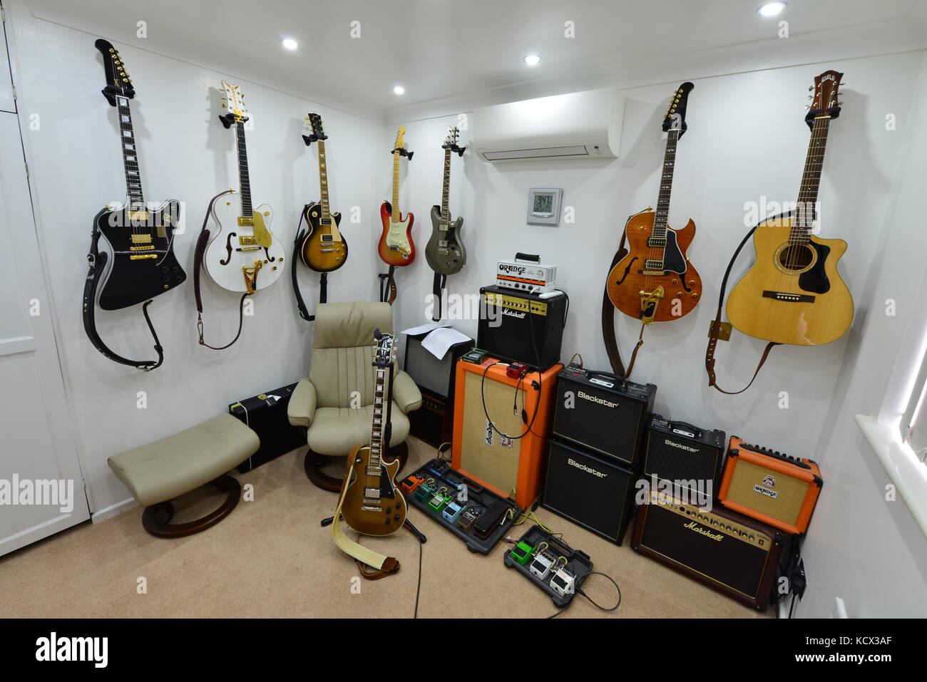 Una chitarra sala musica. Foto Stock