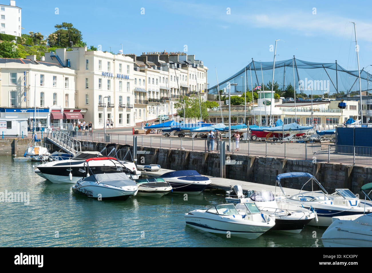 Vista del porticciolo di Beacon Quay, con la Terrazza Beacon georgiana e i cappotti viventi delle attrazioni sul porto di Torquay. Torbay, Devon, Regno Unito Foto Stock