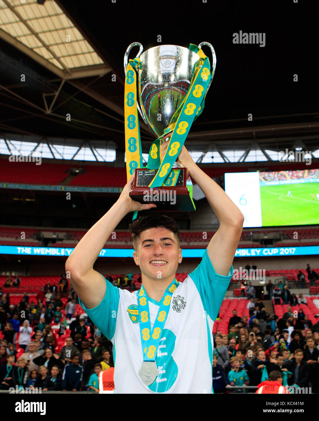 L'uomo di Hashtag United della partita Scott Pollock è stato raffigurato alla finale della EE Wembley Cup al Wembley Stadium Connected by EE. Foto Stock