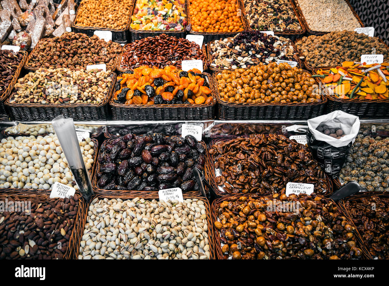 Frutta secca e noci deli display di stallo al mercato la Boqueria A BARCELLONA SPAGNA Foto Stock