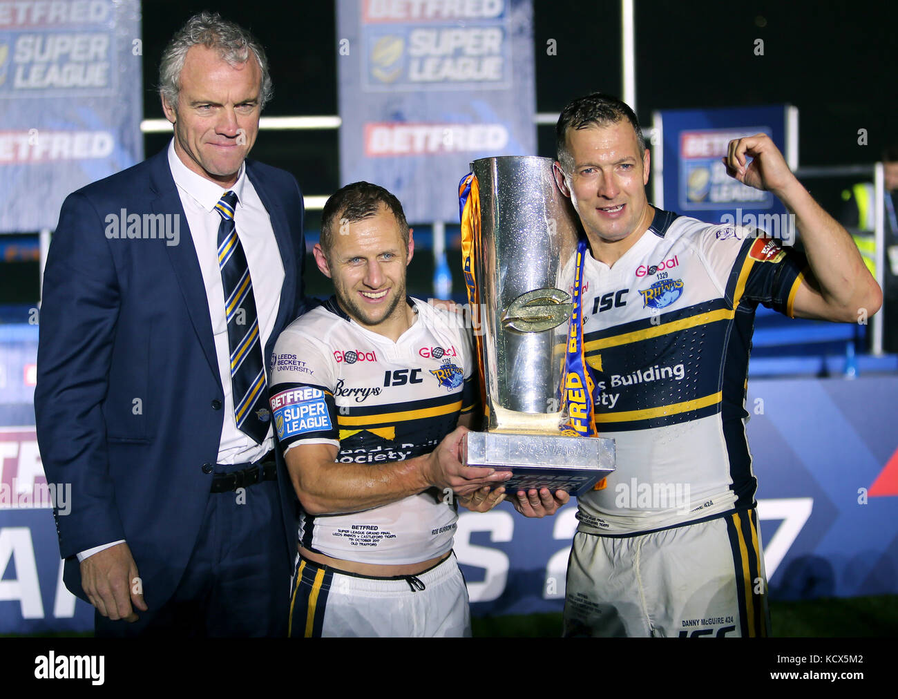 Brian McDermott , Rob Burrow e Danny McGuire festeggiano con il trofeo dopo il fischio finale durante la finalissima Betfred Super League a Old Trafford, Manchester. Foto Stock