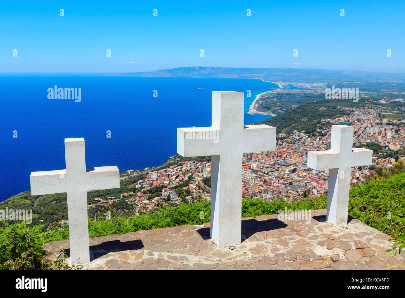 Estate pittoresco mar tirreno costa calabrese vista dal monte Sant'elia mount, calabria, Italia) top. Tre Croci del cristianesimo sul mou Foto Stock