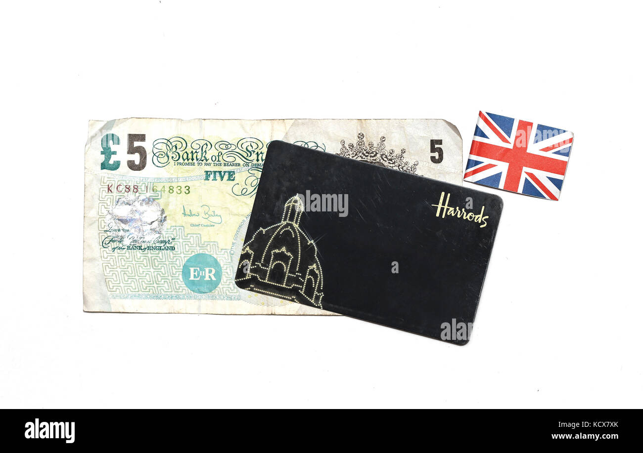 Londra, Regno Unito - 28 luglio 2014: Carta fedeltà per i grandi magazzini Harrods con fattura da 5 sterline e bandiera Union Jack che illustra i consumismi britannici Foto Stock