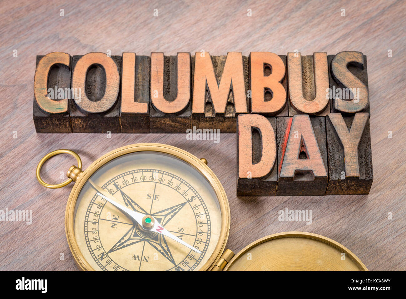 Il Columbus Day word abstract in rilievografia vintage tipo di legno con bussola di antiquariato Foto Stock