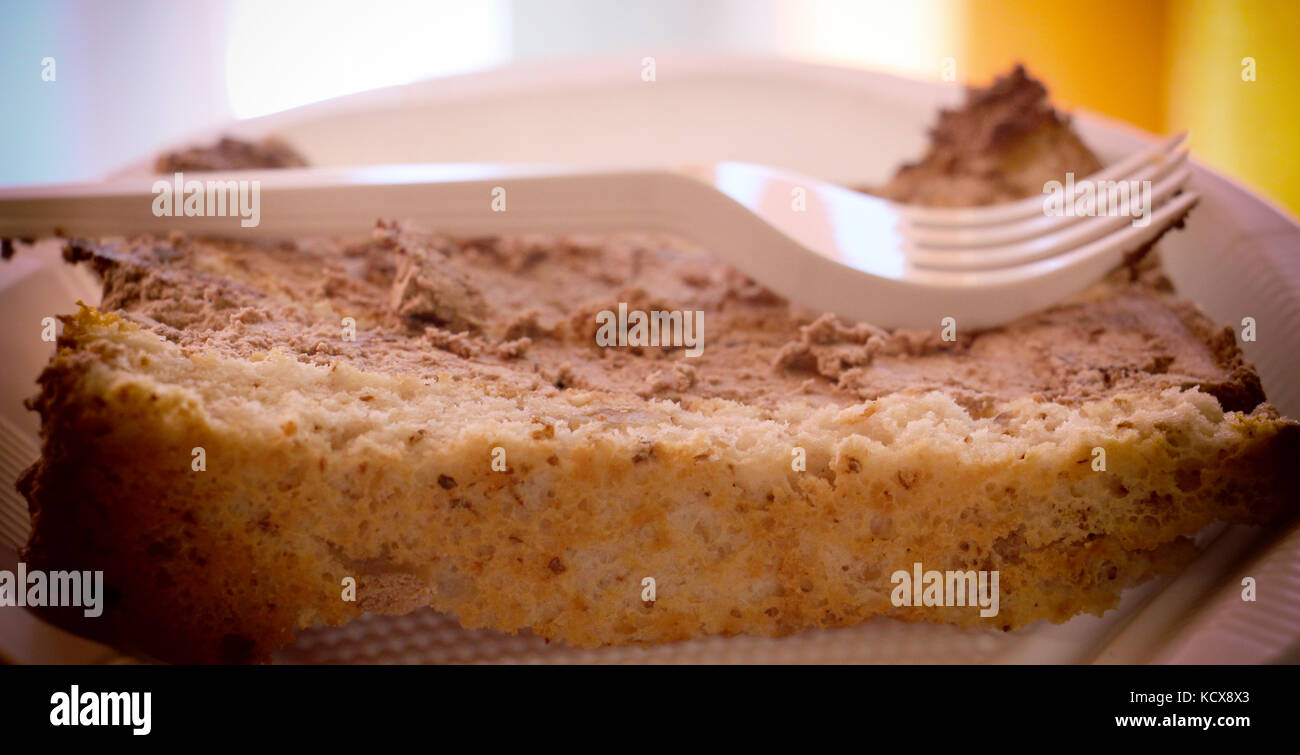 Pezzi di torta ona una piastra monouso Foto Stock