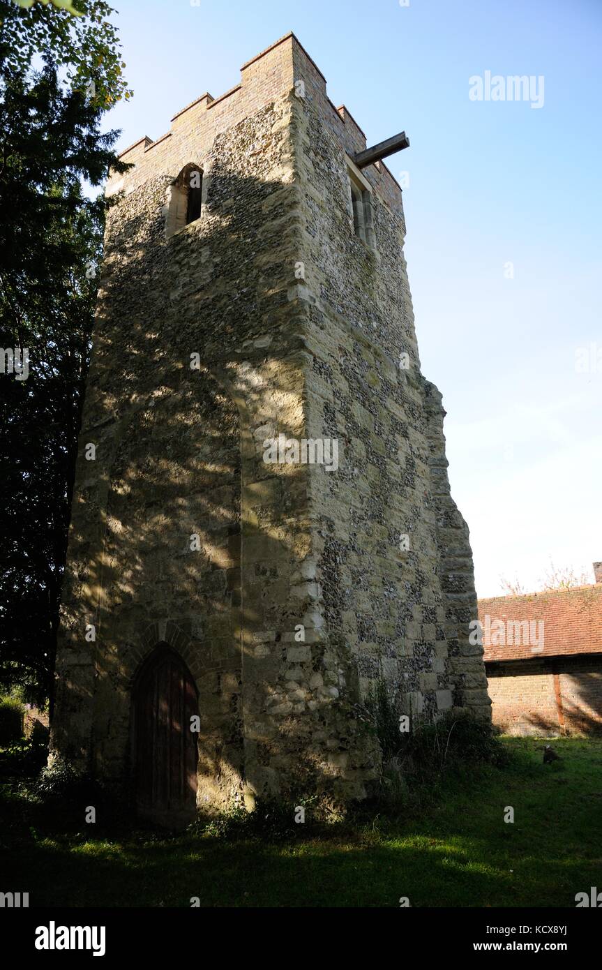 La torre della vecchia chiesa di Tutti i Santi, Long Marston, Hertfordshire. La navata e il presbiterio e il portico del sud sono stati tirati giù nel 1883 Foto Stock