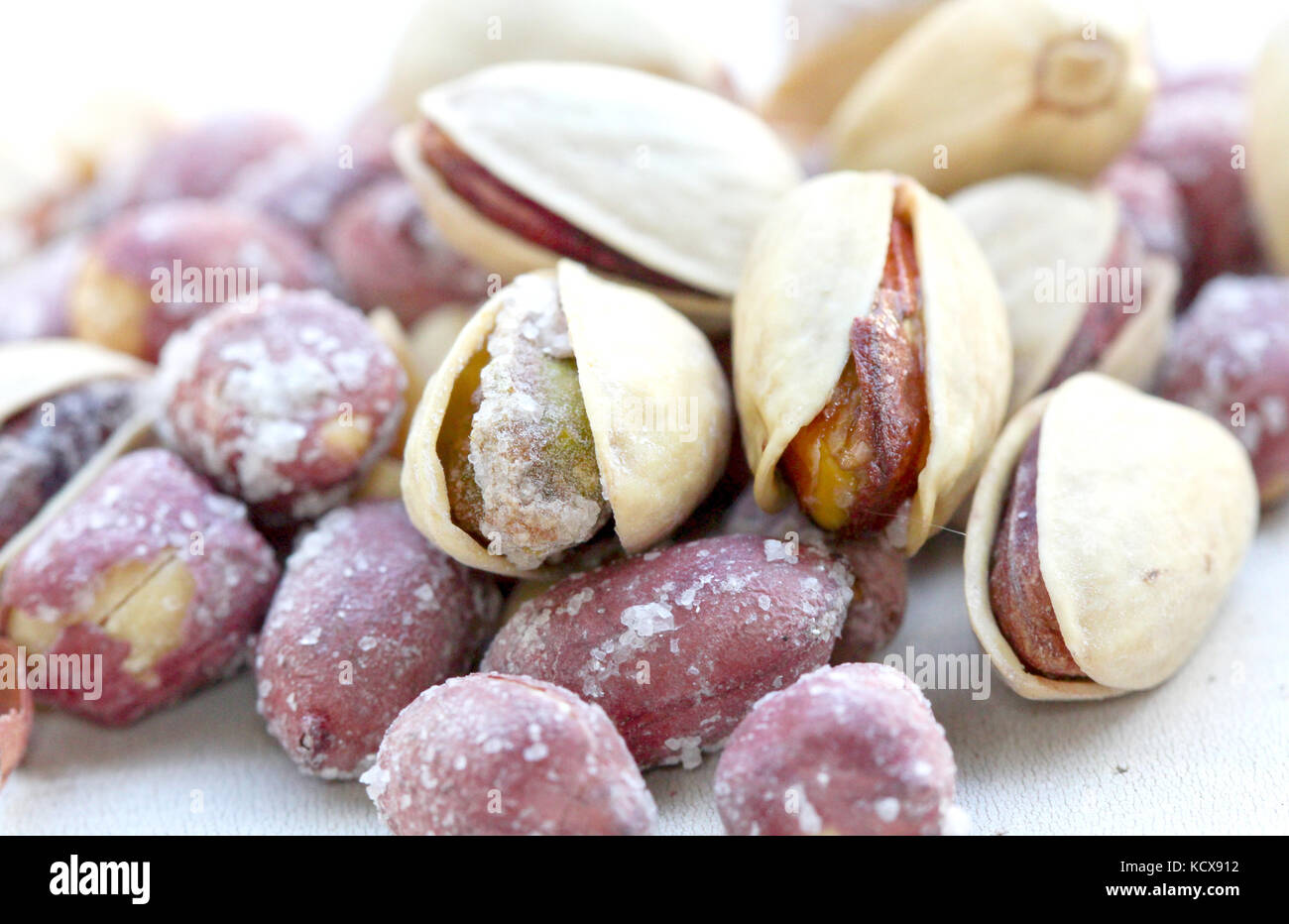 Pistacchi tostati su sfondo bianco Foto Stock