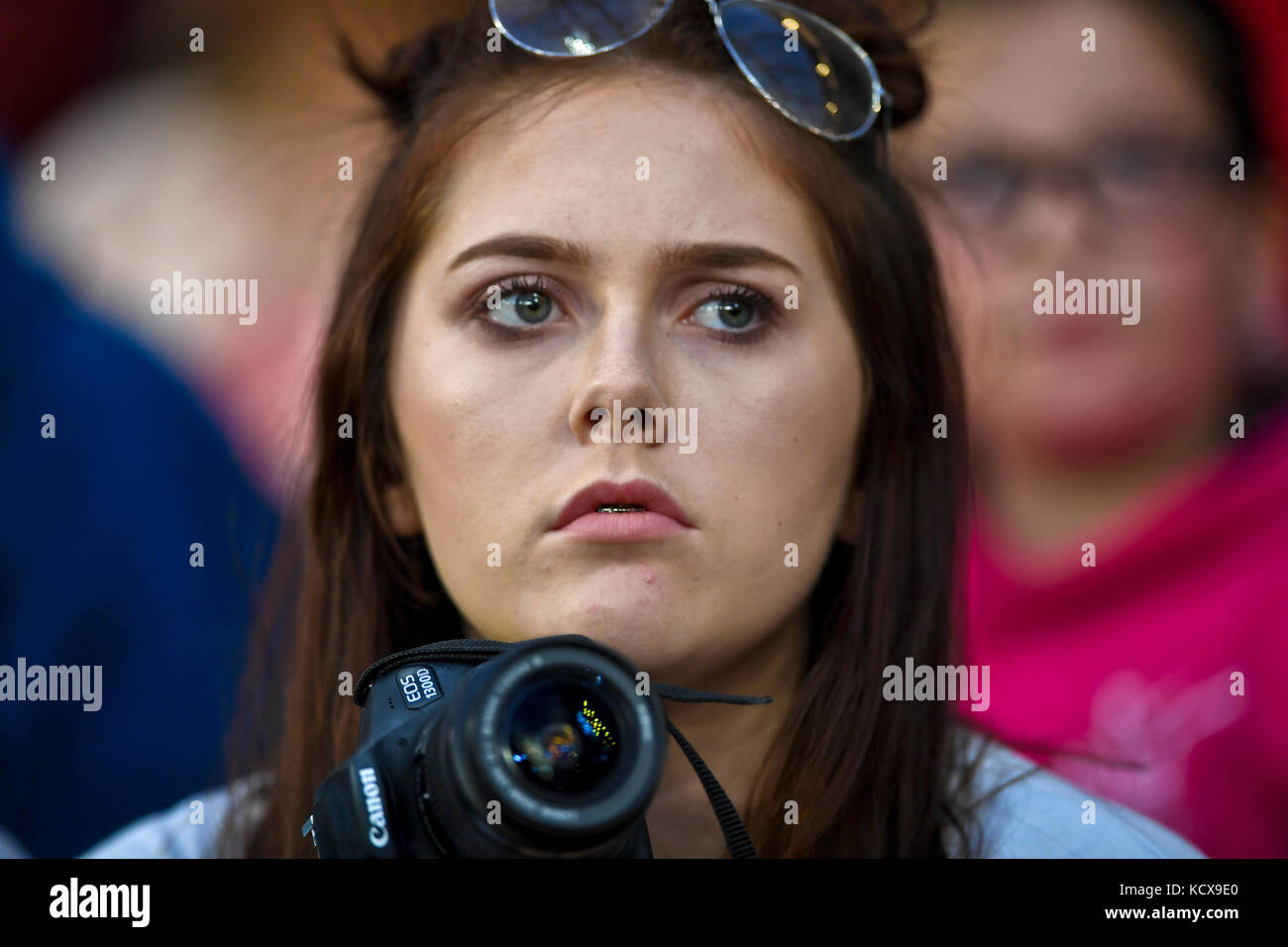 Ventilatore per scattare delle foto allo stadio Foto Stock