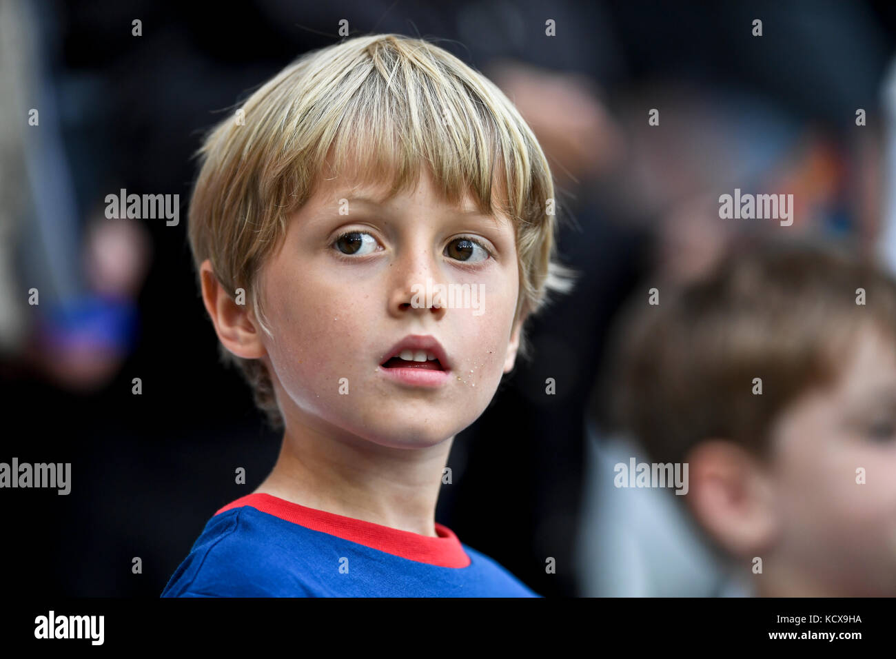 British boy guardando una partita di calcio Foto Stock