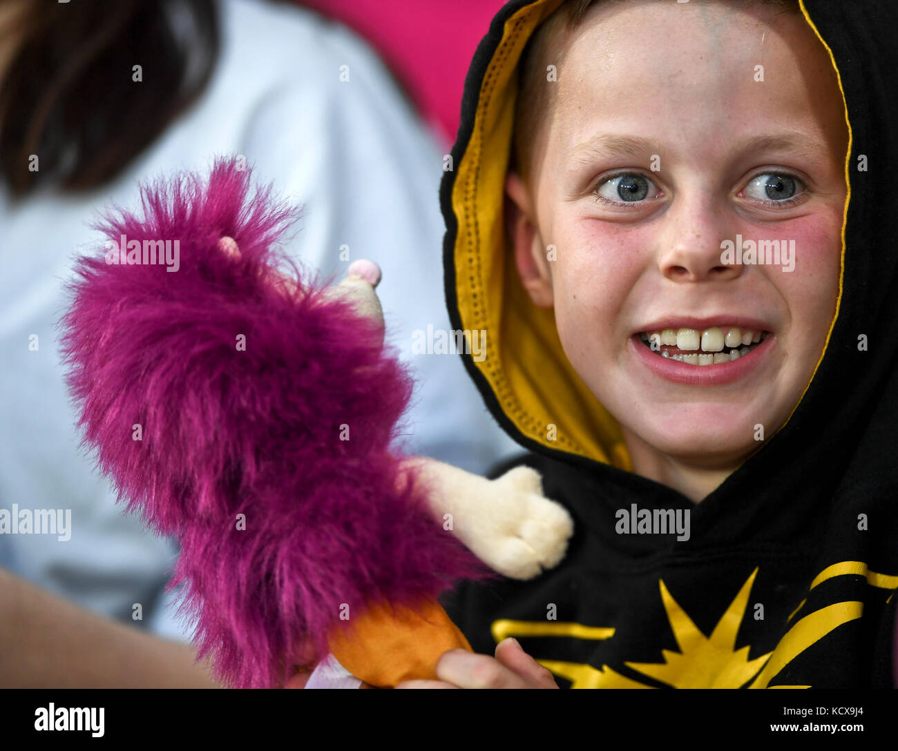Un bambini con un giocattolo imbottito (l'eroe) - IAAF Campionati del Mondo Foto Stock