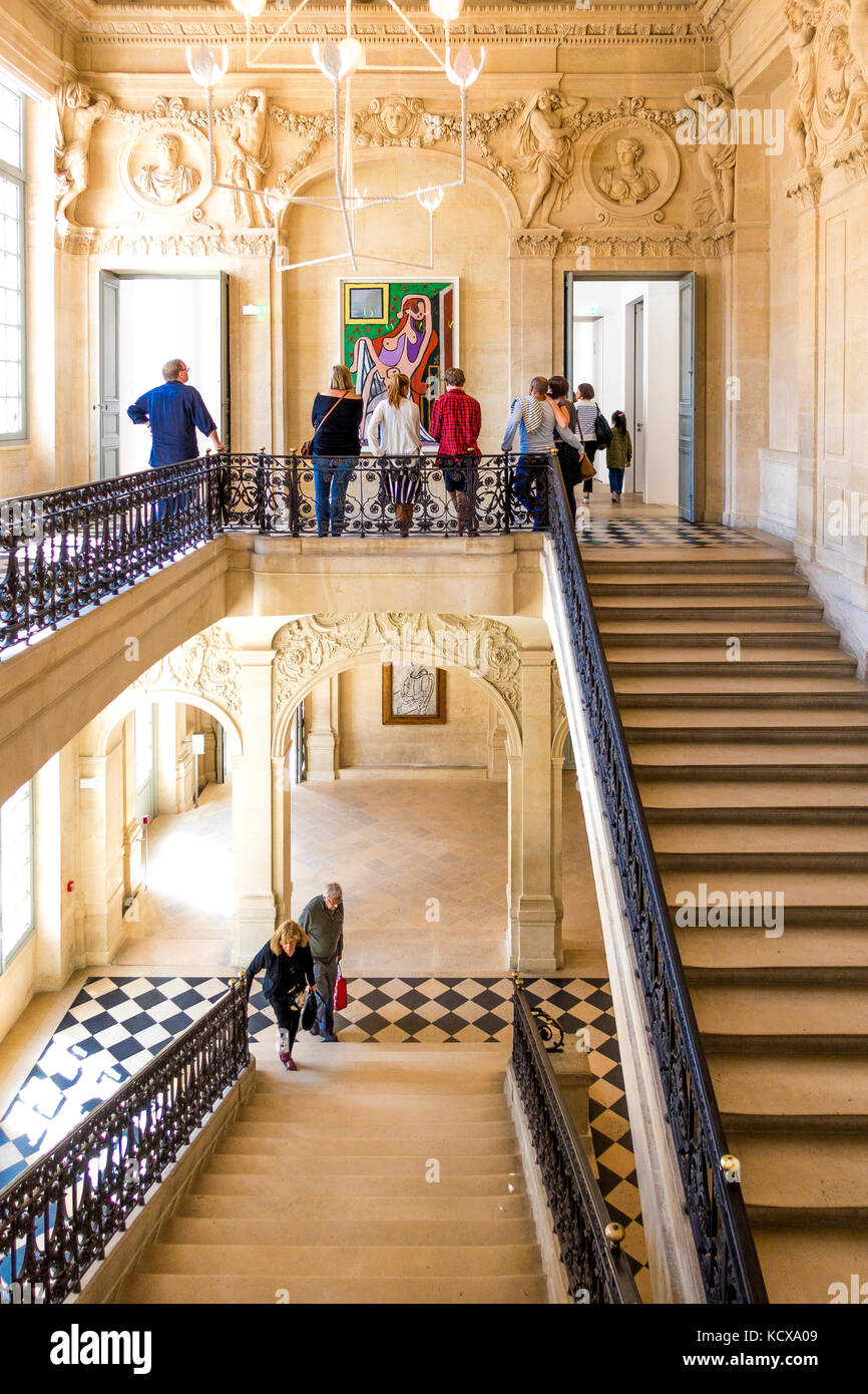 La bella scala all'interno del Museo di Picasso a Parigi, Francia Foto Stock