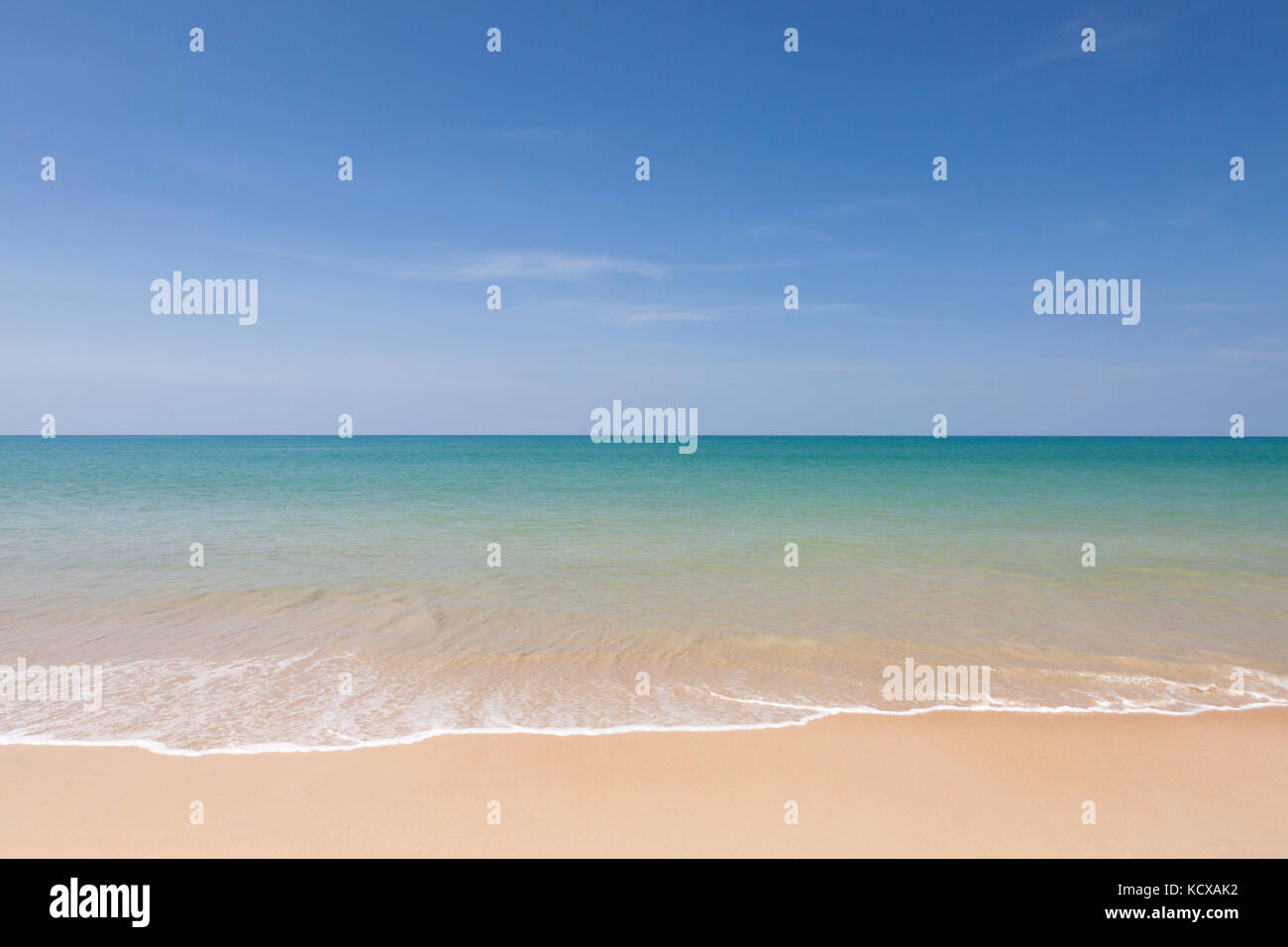 Onde e cielo blu al Mare delle Andamane,thailandia Foto Stock