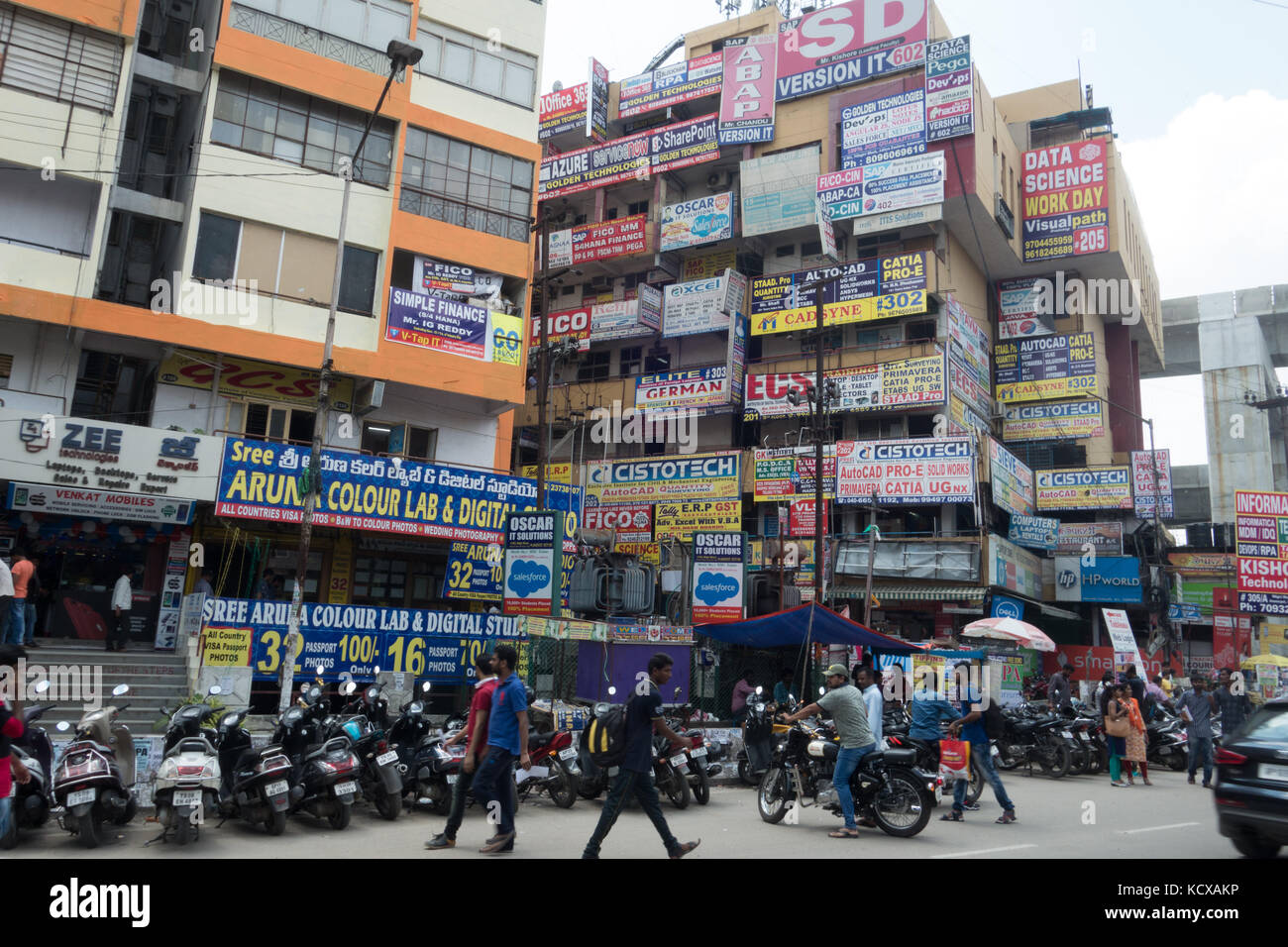 HYDERABAD, INDIA-07th ottobre,2017.una vista di Ameerpet street noto per il basso costo computer privato di programmazione degli istituti di coaching in Hyderabad, India Foto Stock