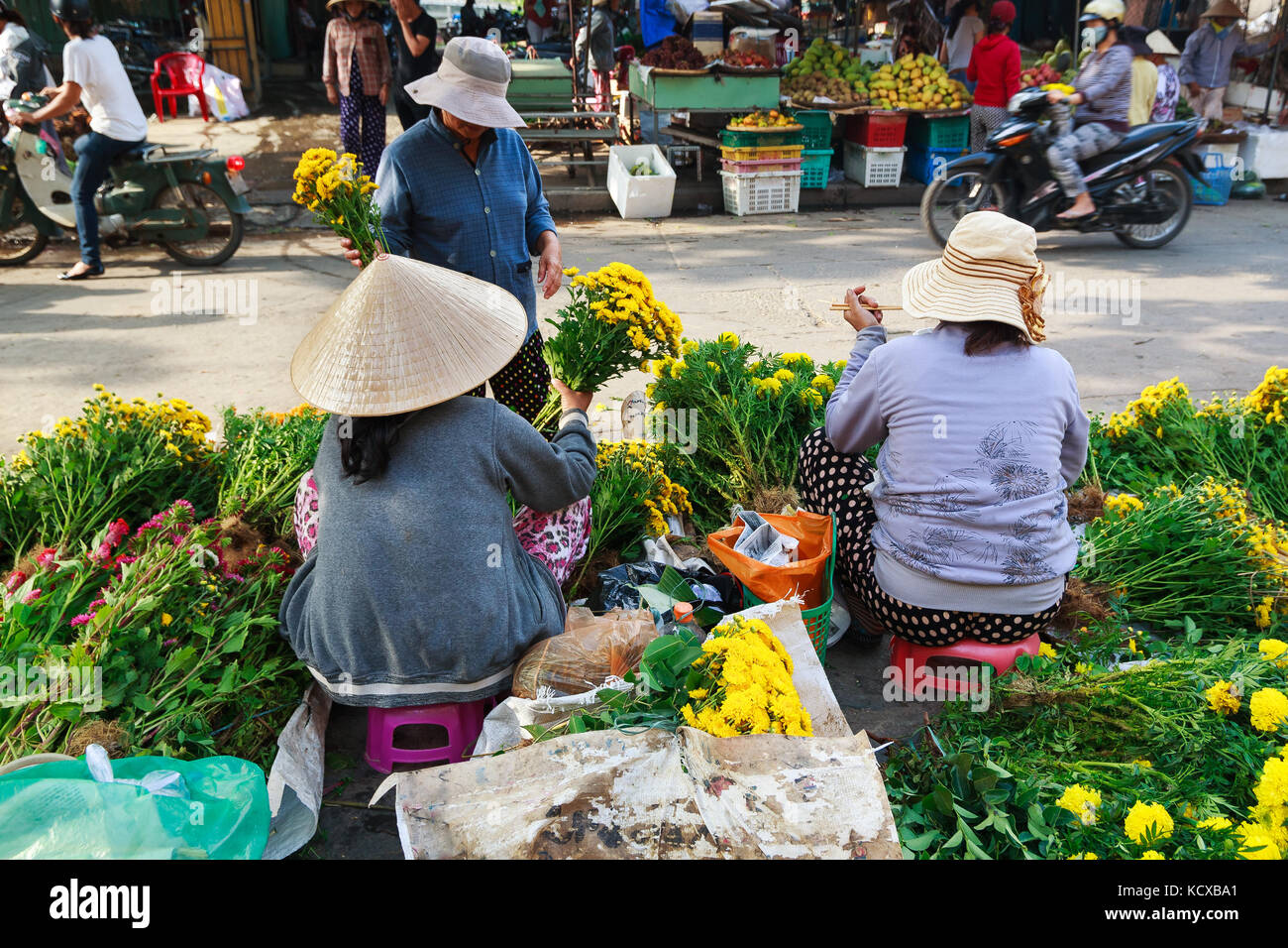 I fornitori di fiori a Hoi Un mercato in antica città di Hoi An, Quang Nam, Vietnam. Hoi An è riconosciuta come patrimonio mondiale dall'UNESCO. Foto Stock