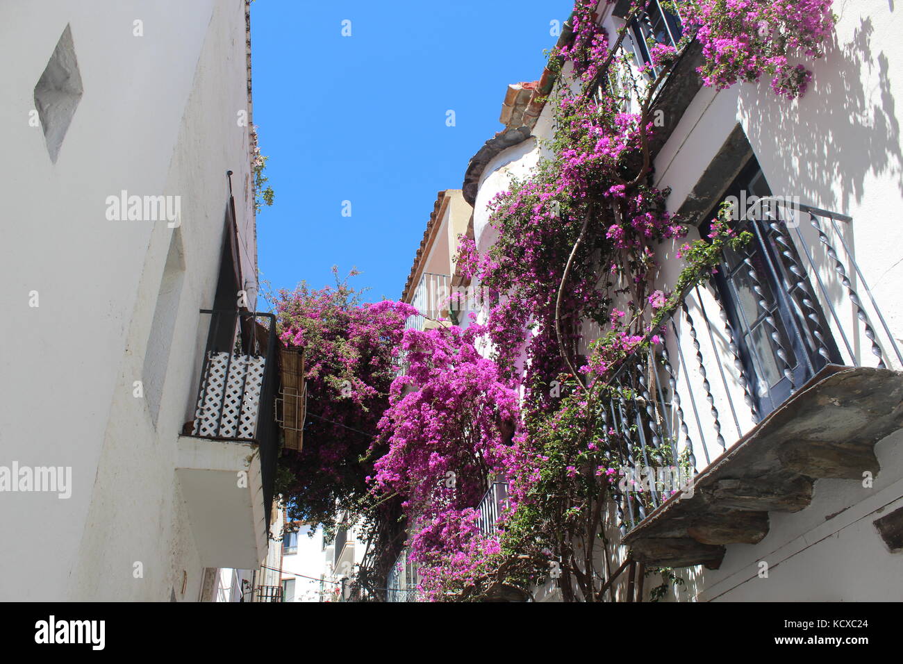 Belle strade bianche di Cadaques, sulla costa brava Foto Stock