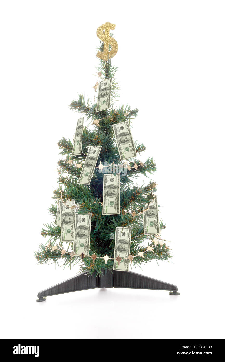 Albero di Natale decorato con un centinaio di dollari di banconote e golden dollar sign sulla parte superiore su sfondo bianco Foto Stock