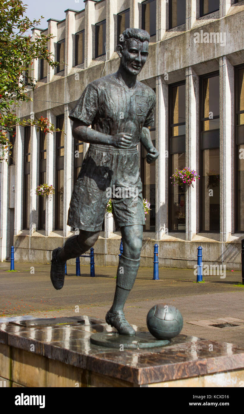 La statua di Bertie Peacock international calciatore e manager dell'Irlanda del Nord in diamante in Coleraine centro città. Bertie ha giocato per Coler Foto Stock