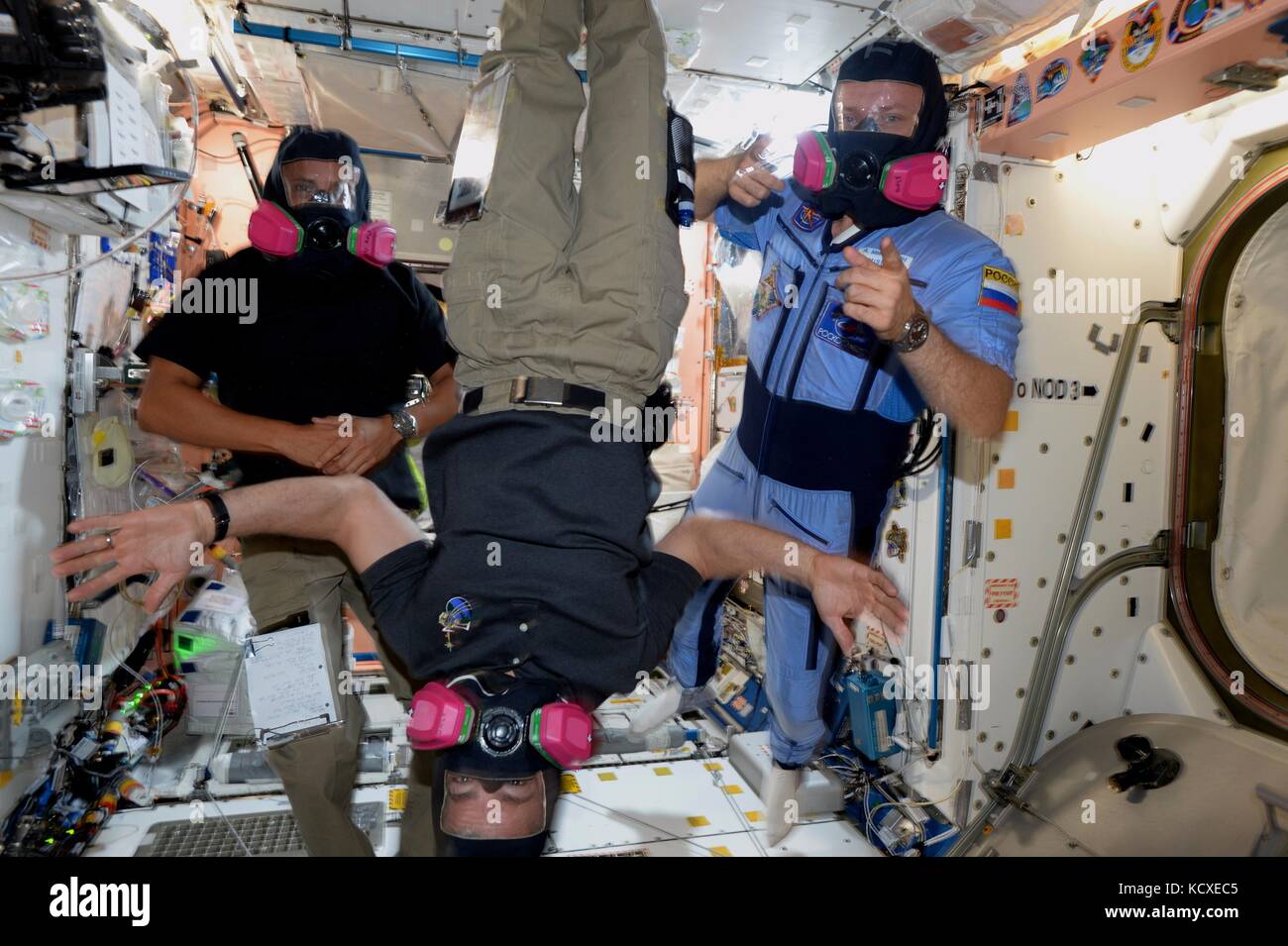 La Nasa expedition 53 membri di equipaggio astronauti americani joe acaba, centro, mark vande hei, sinistro e il cosmonauta russo sasha misurkin pratica esercitazioni di sicurezza a bordo della Stazione spaziale internazionale mentre in orbita il 25 settembre 2017. Foto Stock