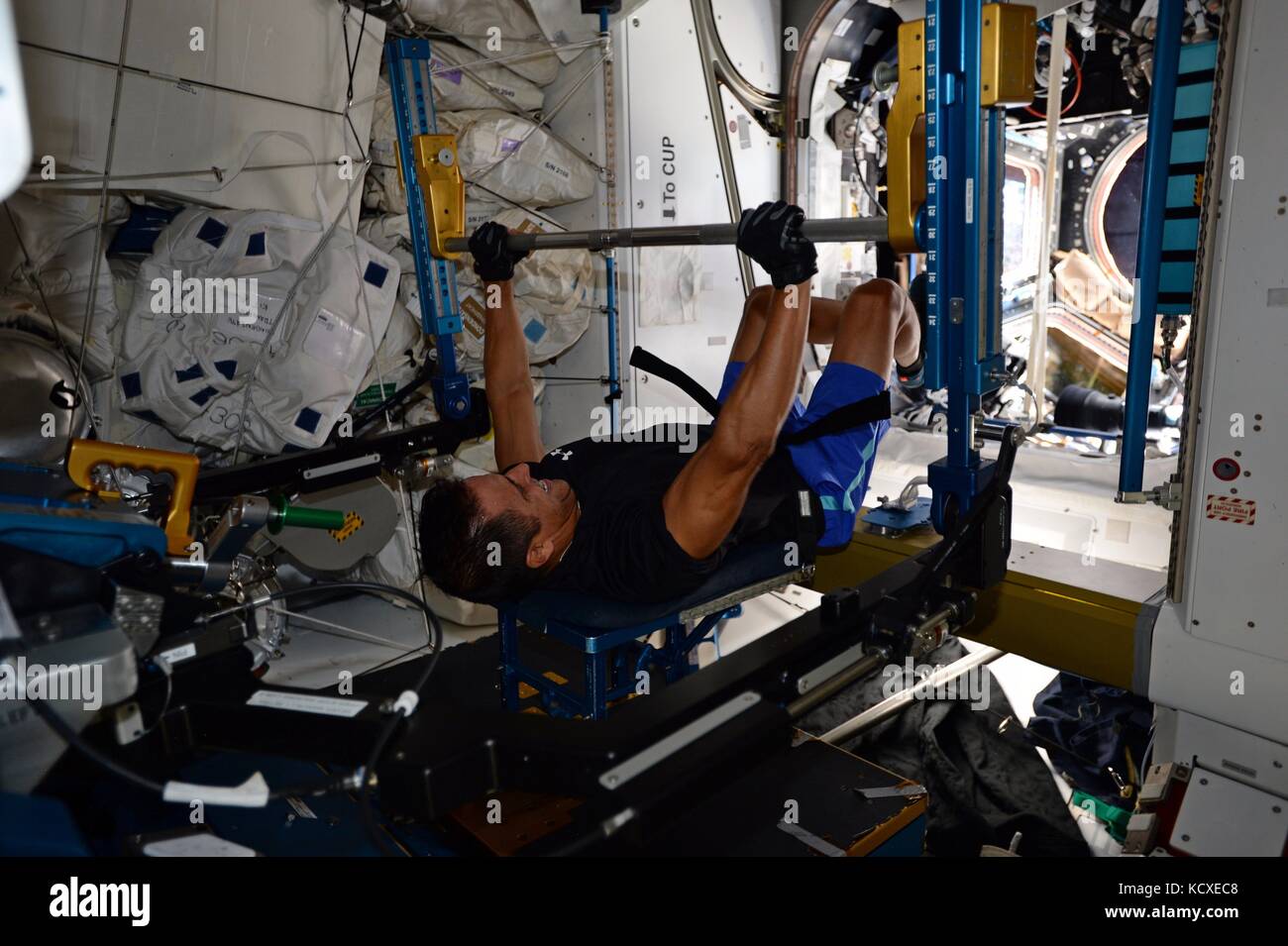 Expedition 53 astronauta americano Joe Acaba durante l'allenamento con i pesi a bordo della stazione spaziale Internazionale il 29 settembre 2017 a Earth Orbit. Foto Stock