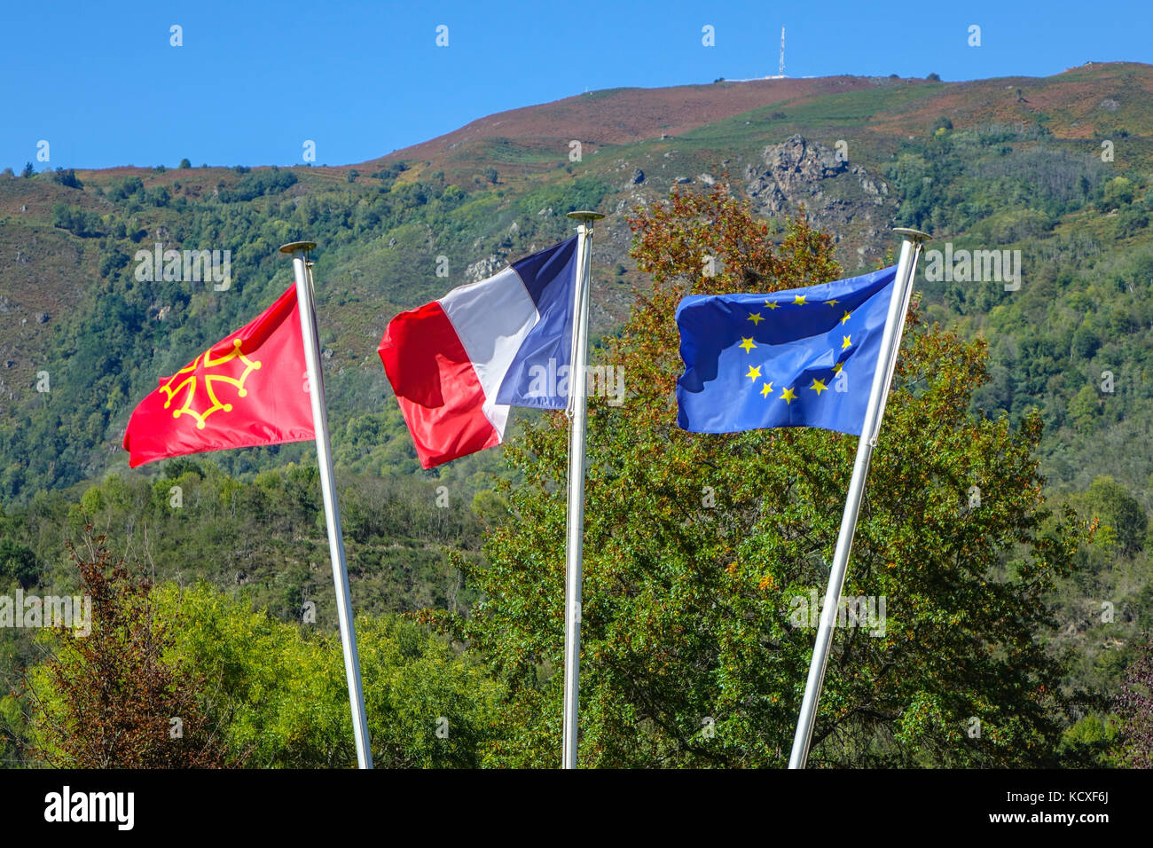 Bandiere svolazzanti nel vento con cielo blu, Cathar, Francese, bandiera UE Foto Stock