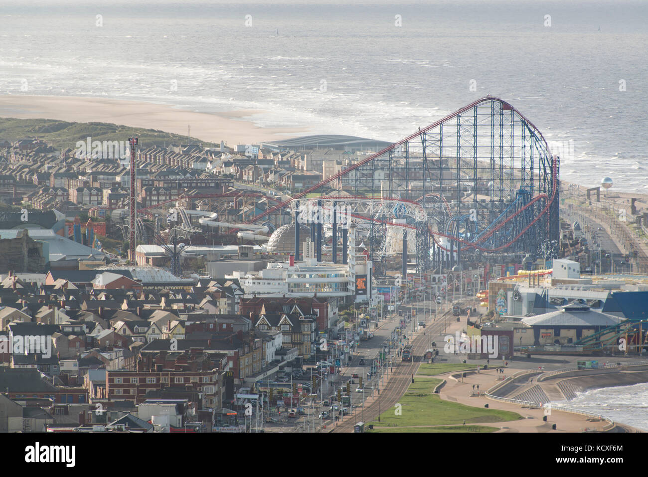Immagine di Blackpool Pleasure Beach in un assolato pomeriggio estati. credito lee ramsden / alamy Foto Stock