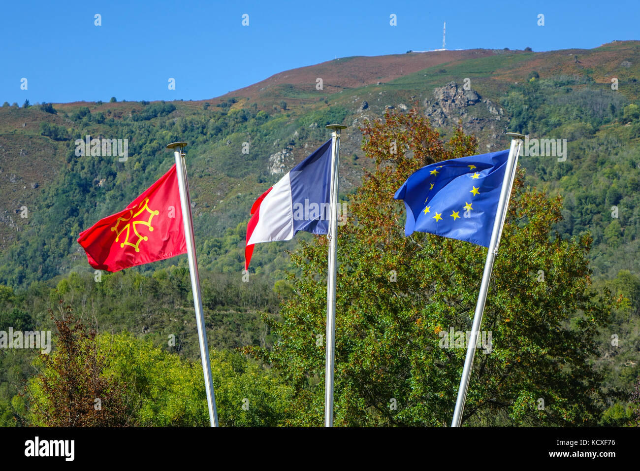 Bandiere svolazzanti nel vento con cielo blu, Cathar, Francese, bandiera UE Foto Stock