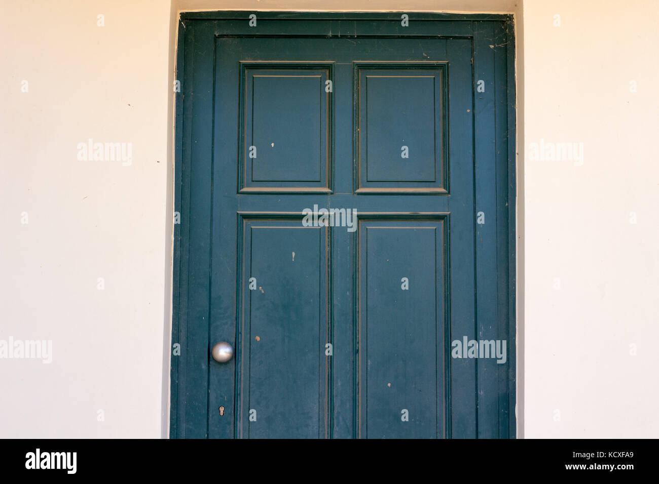 Una porta di un classico vecchio edificio che è abbandonato Foto Stock