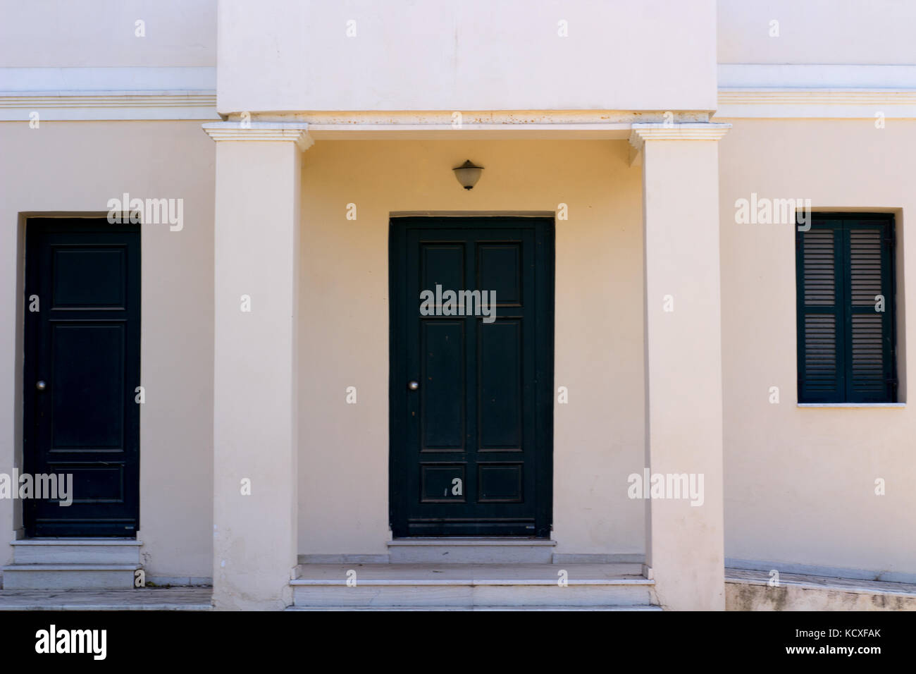 Un ingresso di un classico vecchio edificio che è abbandonato Foto Stock