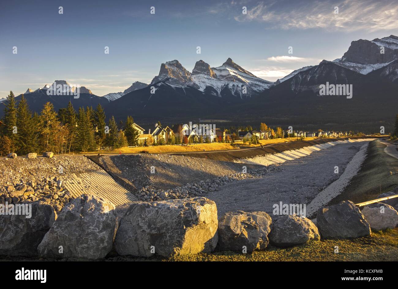 Cougar Creek Levee Berm Canal Flood Retention Structure. Canmore City, Alberta Foothills. Snowy Three Sisters Mountain Peak Landscape Canadian Rockies Foto Stock