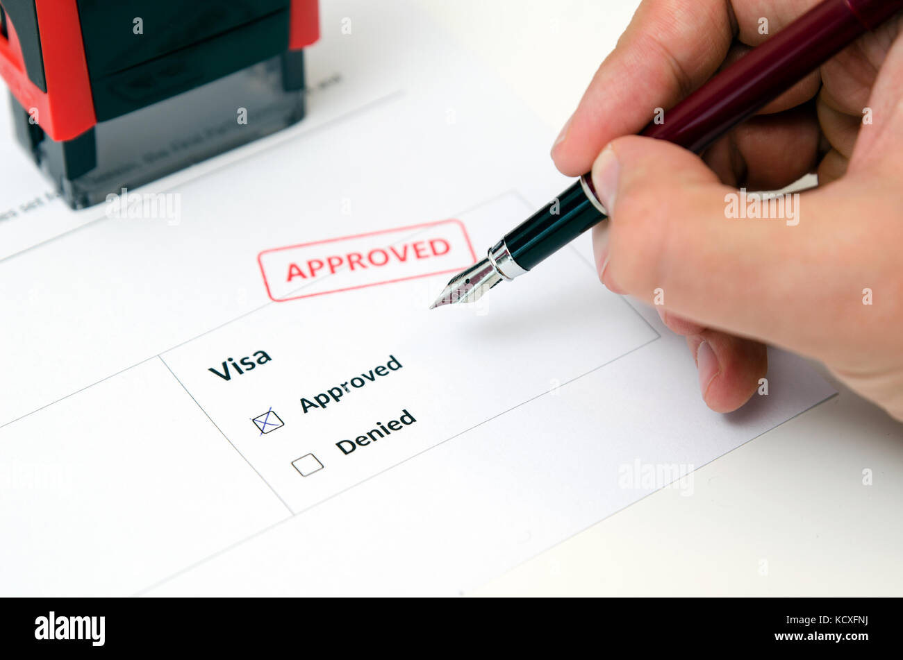 Visa e approvato timbro su un documento form. l'immigrazione e il concetto di viaggio Foto Stock