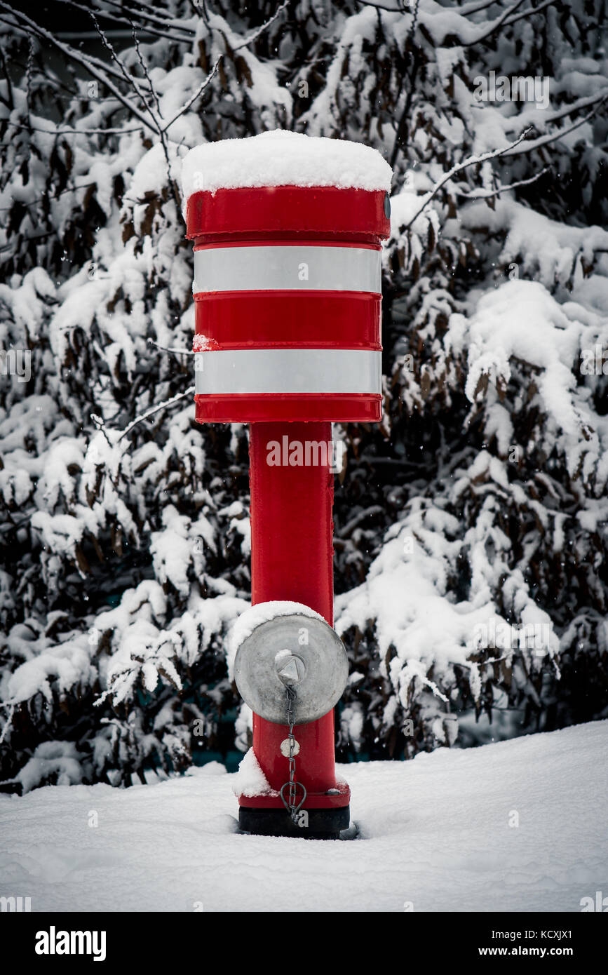 Il bianco e il rosso di idranti in inverno con neve Foto Stock